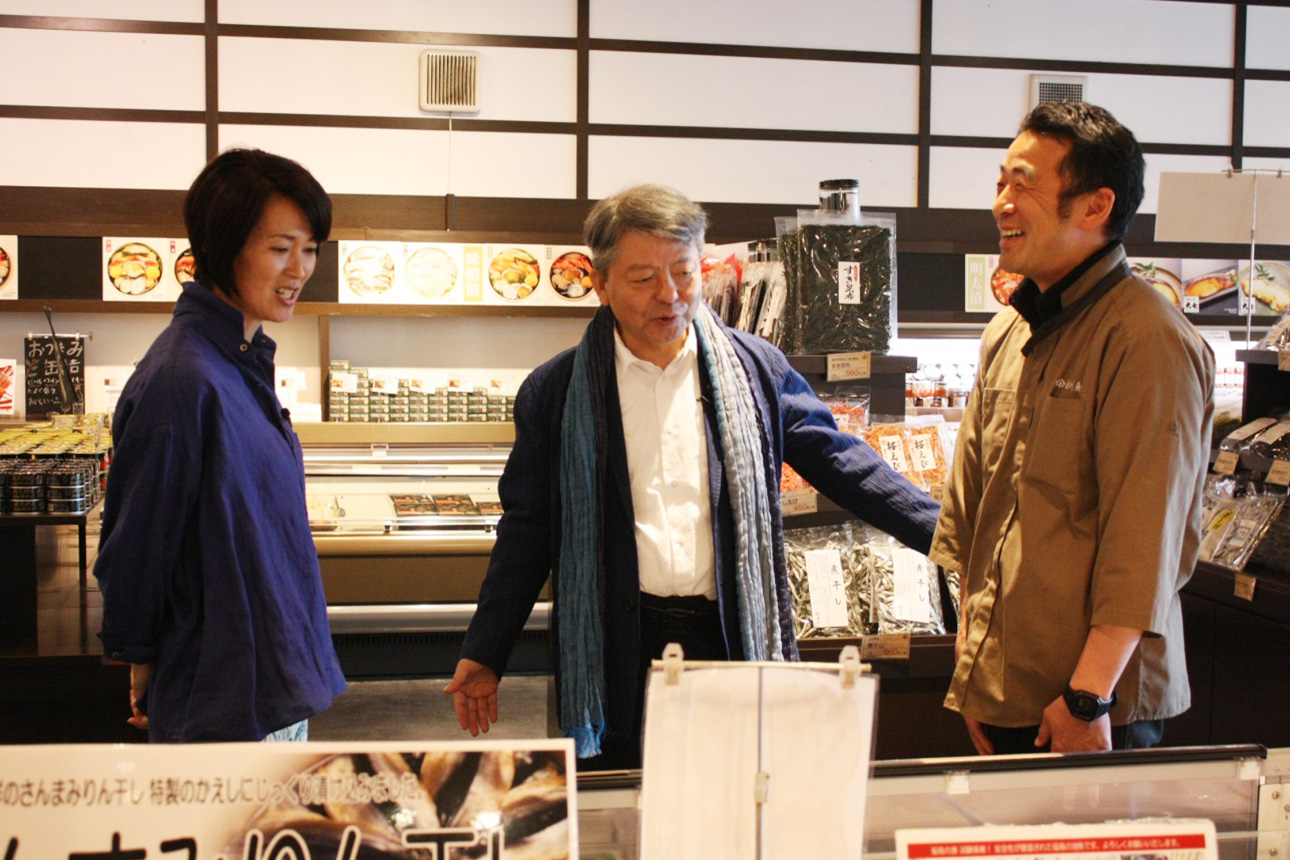 「大川魚店」にて。左から、有森裕子さん。チームスマイル・矢内代表。大川魚店・大川社長。