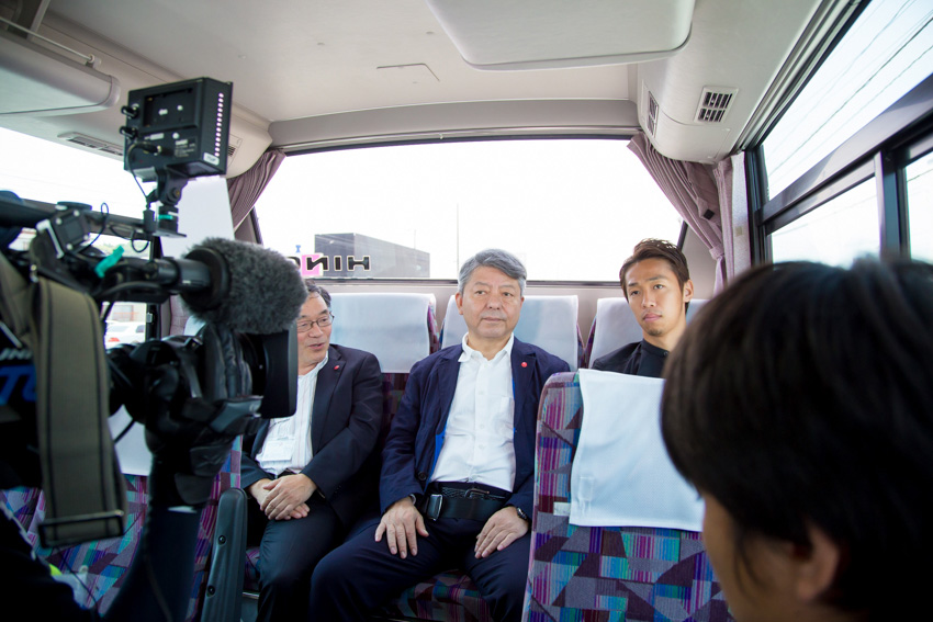 左から、いわきPIT・村岡顧問、チームスマイル・矢内代表、清武選手