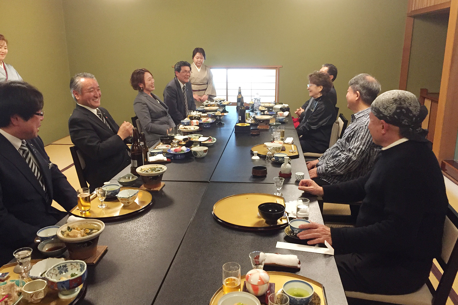 「幸楼」での1コマ。左側中央が野田市長、右側奥より、小六さん、倍賞さん、矢内代表、石川監督