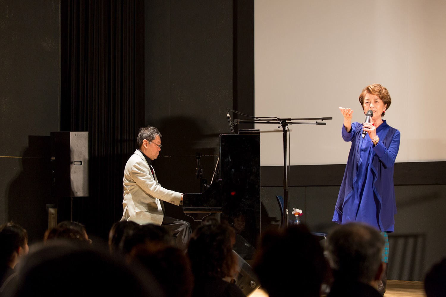 倍賞さんの歌う「忘れな草をあなたに」が釜石PITの感動の涙を誘います