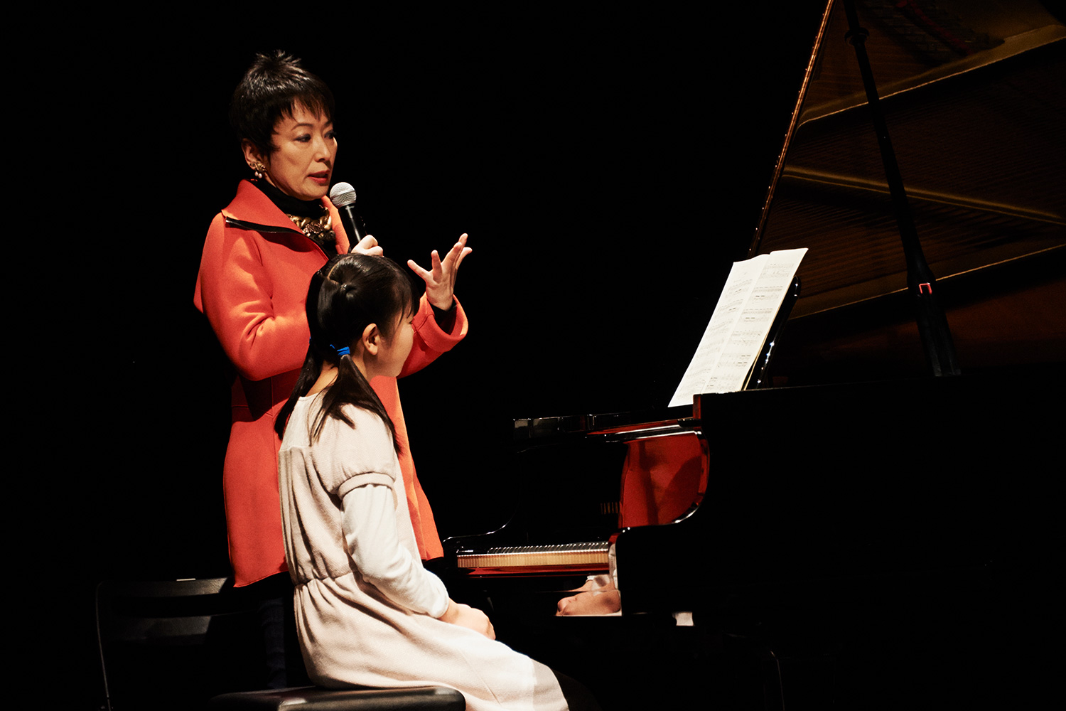 将来の夢はピアニストという、長柄瑠璃さんを前に、熊本さんの指導にも熱が入ります