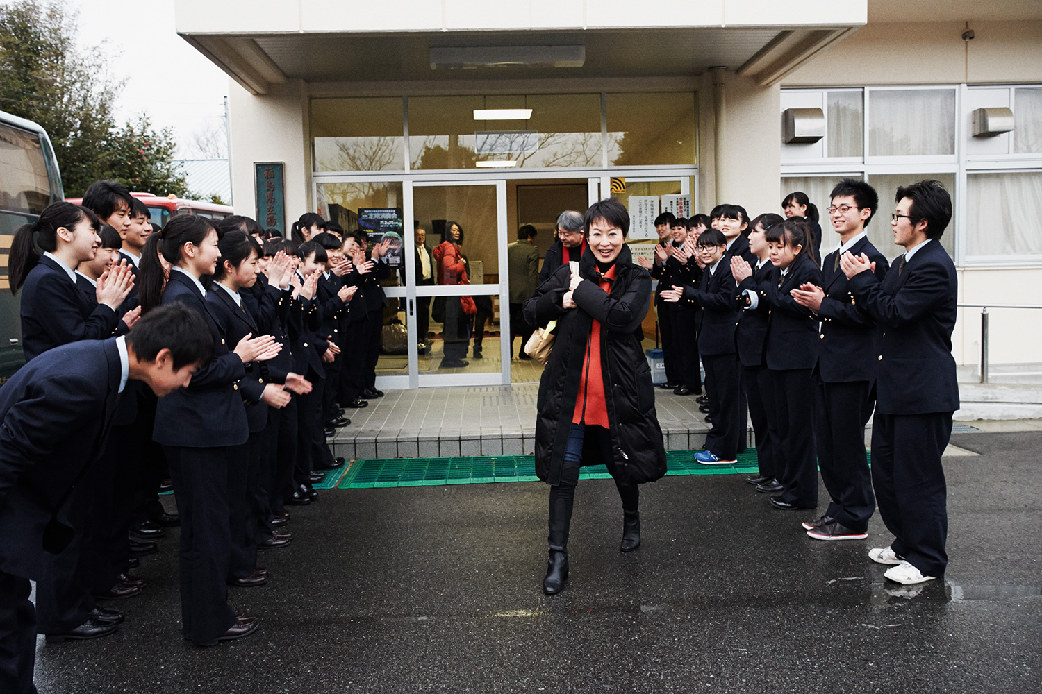 生徒の大きな拍手に見送られて、熊本さんにも笑顔がこぼれます