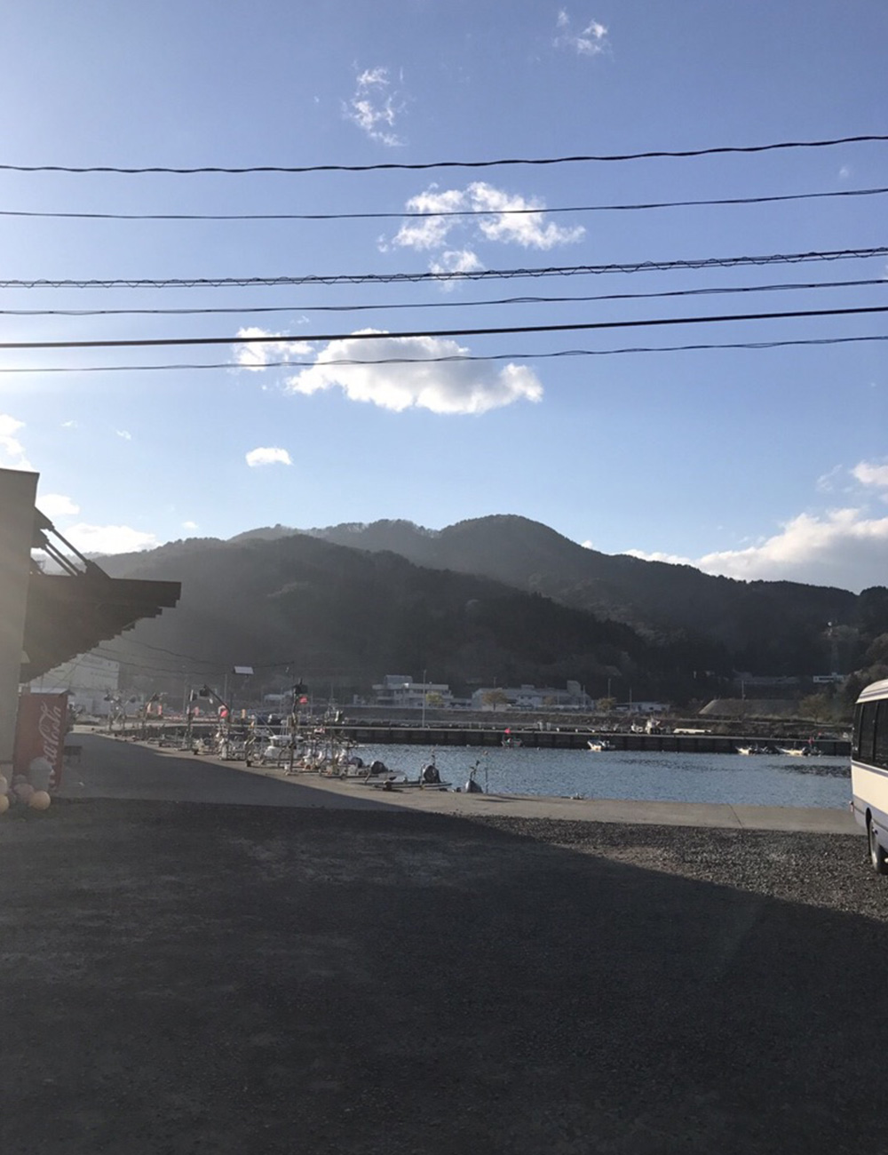 ヤマキイチ商店の前から見た景色。すぐそばには入り組んだ釜石湾が広がります