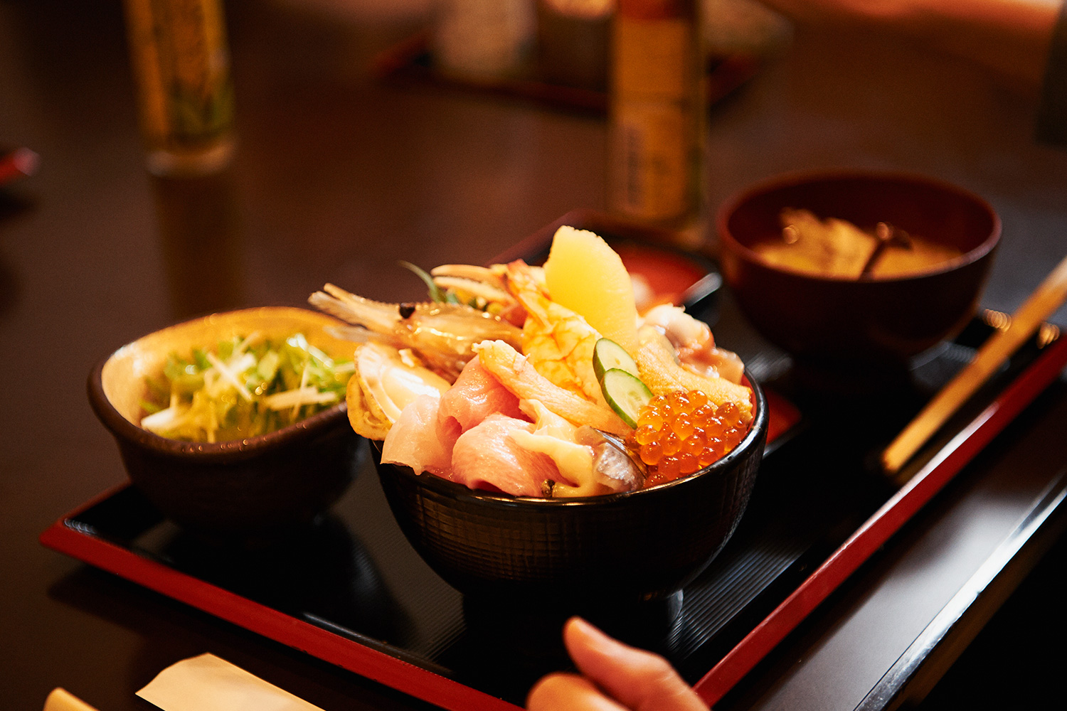 特製海鮮丼は、豪華な海の幸がこぼれんばかりにのって、これで2,000円！