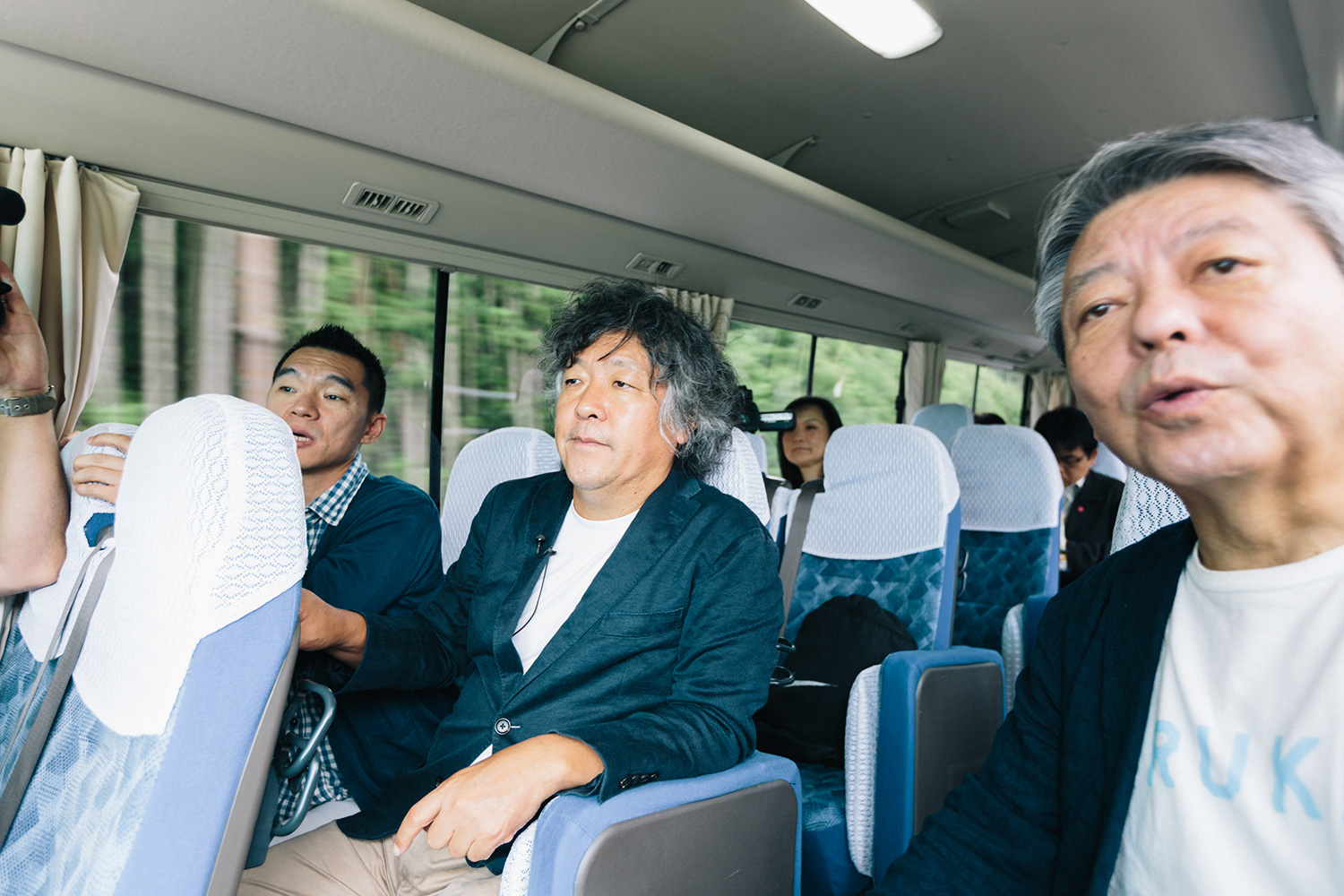 釜石へ向かうバスの中で語り合う、茂木健一郎さん、柳家花緑さん、チームスマイル代表理事・矢内廣
