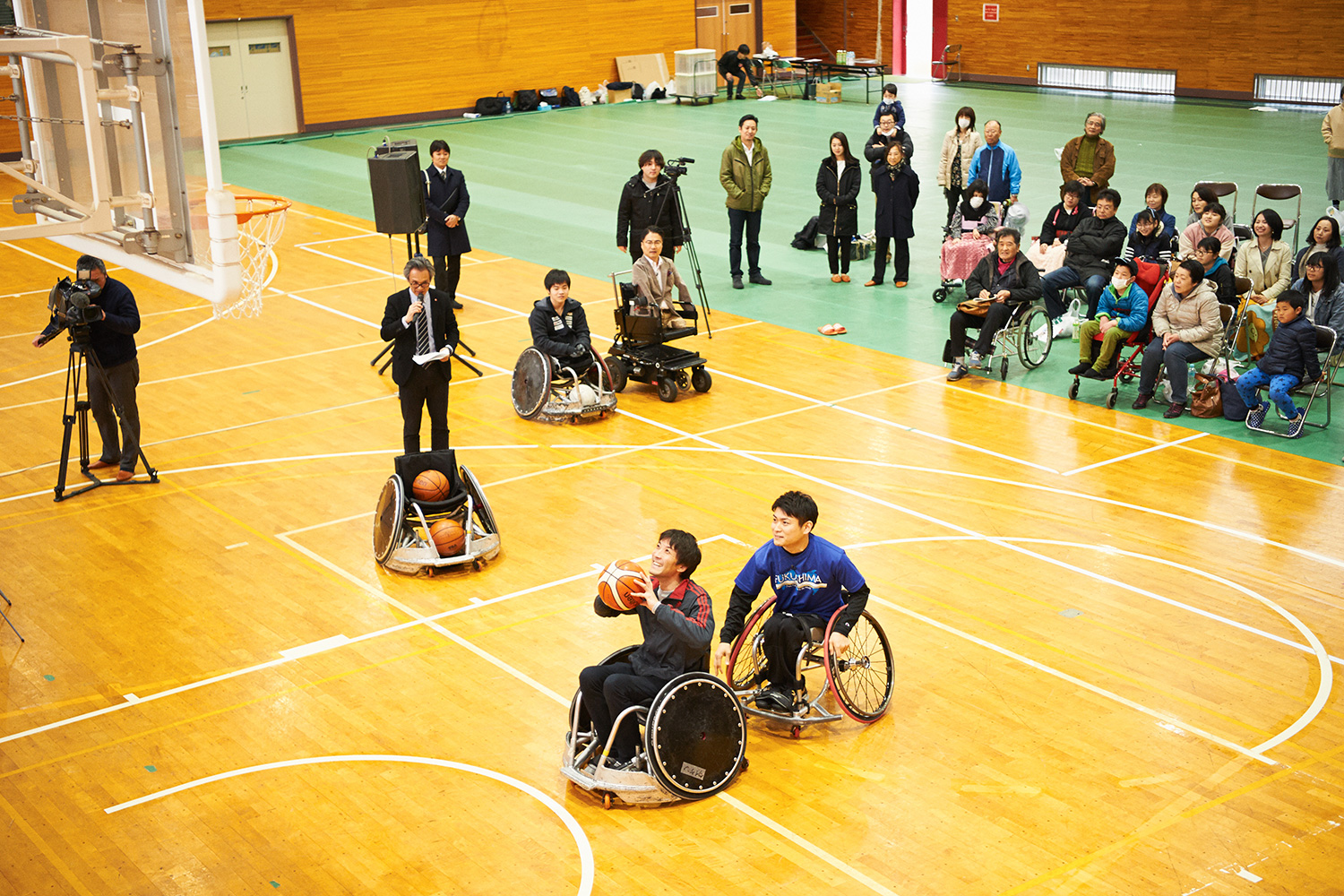 豊島選手の指導で、車椅子でのシュート体験コーナー。