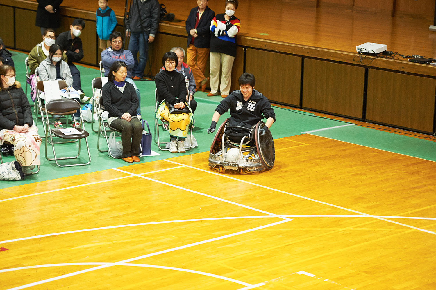 橋本選手、今まさにタックルの助走開始の図。