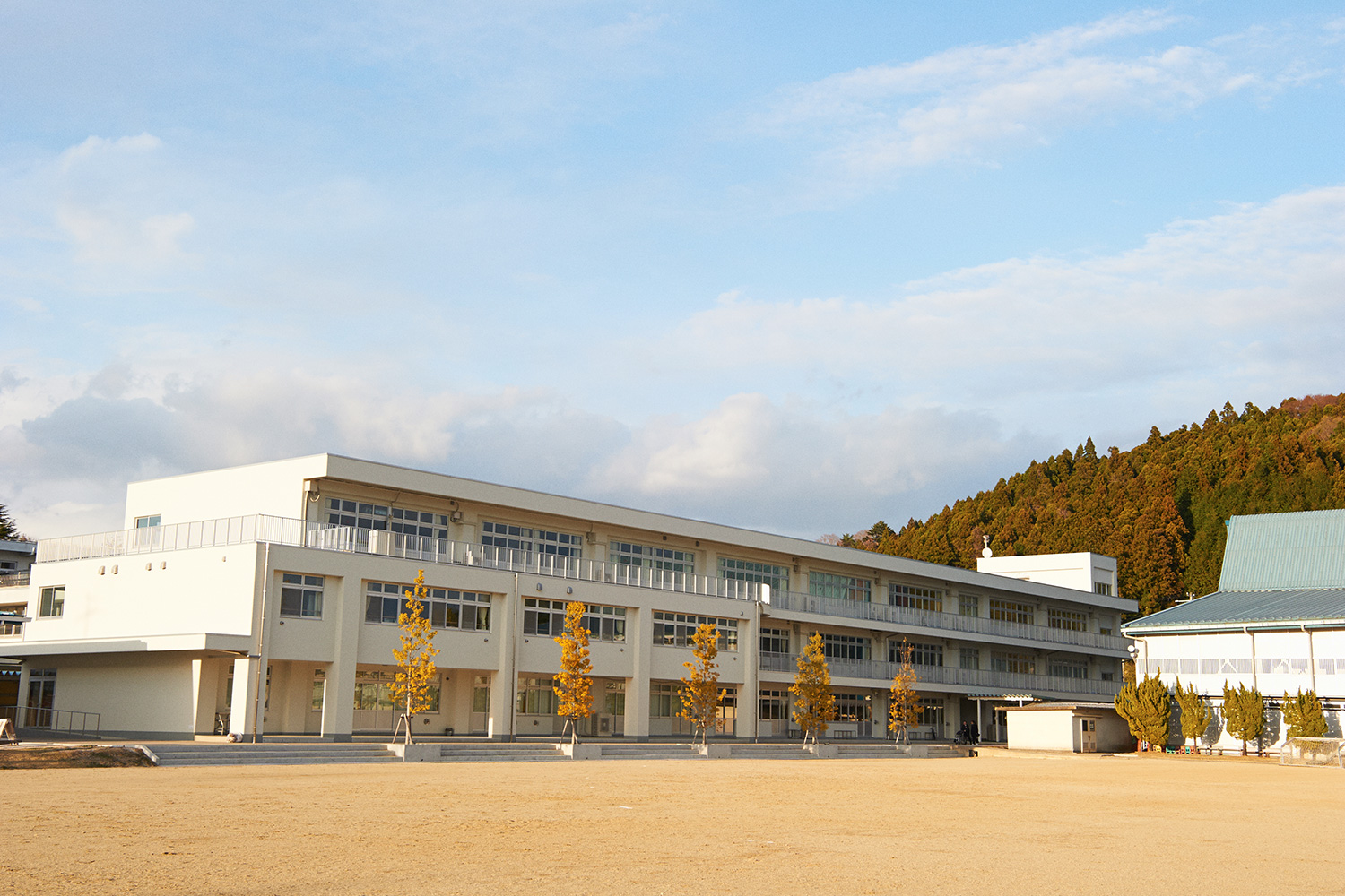 福島県立平商業高等学校。右端が会場の体育館。