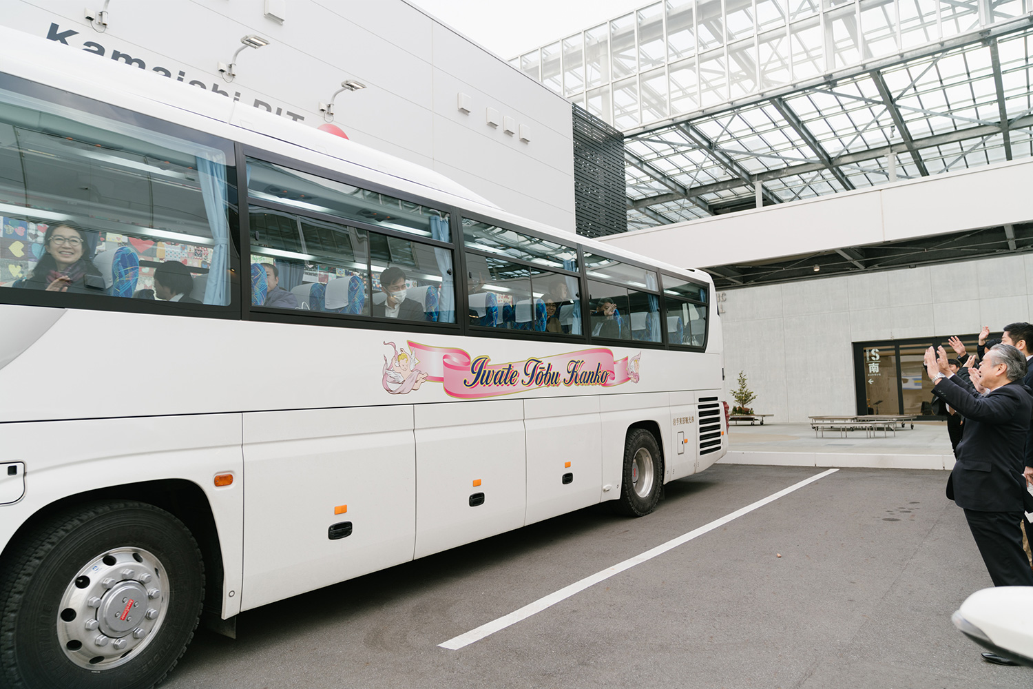 一行を乗せたバスが、釜石市民ホールTETTOを後にします。
