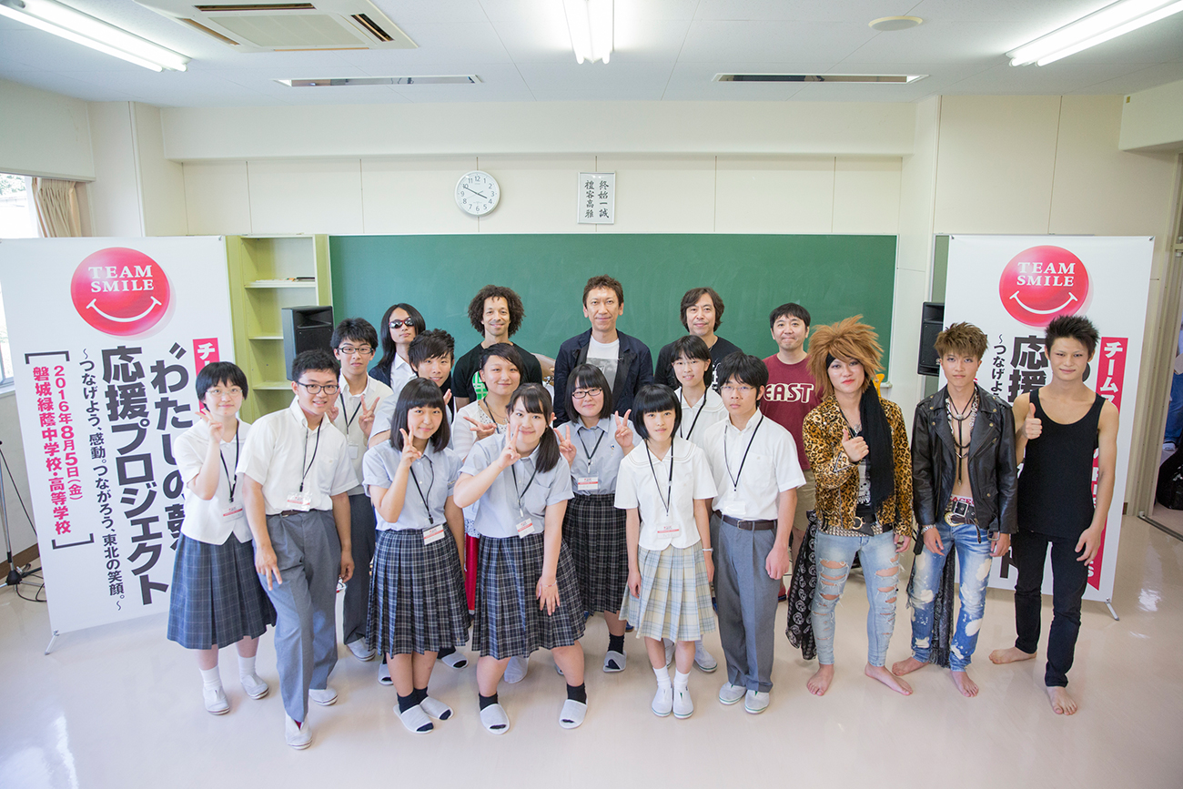 2016年8月、福島県いわき市と岩手県釜石市を訪れた布袋寅泰さん。中・高校生のバンドキッズに注いだ温かい眼差し。