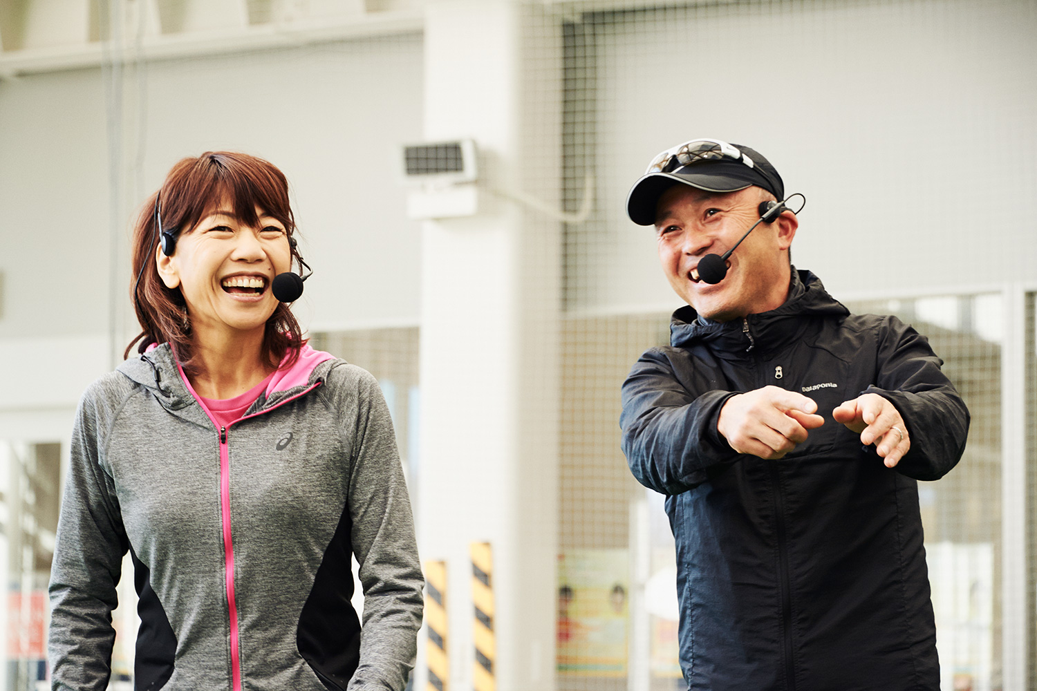 2017年12月、福島県いわき市を訪れた高橋尚子さん。プロランニングコーチの金哲彦さんとふたりで、笑顔の指導。