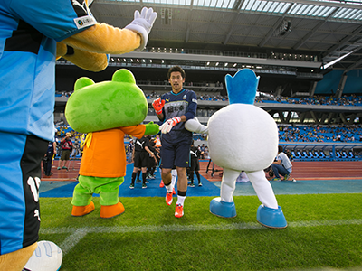 川崎フロンターレのマスコットカブレラくんと選手に応援のタッチ！ ©KAWASAKI FRONTALE