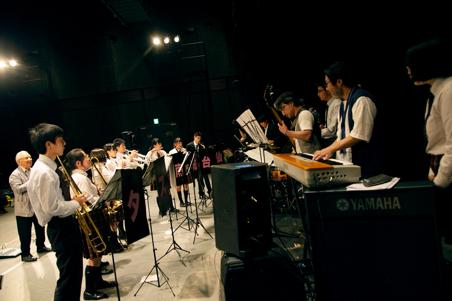 観客席はこの写真の左側、渡辺貞夫さんの後ろ。つまり、仙台城南高等学校吹奏楽部は、ギャラリーに背を向けて演奏しています。彼らの目の前には、プロのミュージシャンが。