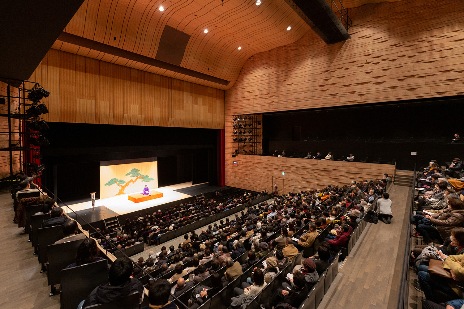釜石市民ホールTETTO ホールAは客席数838。この日は450人が「笑う日本の伝統芸」を堪能。このホールで狂言が上演されたのは、今回が初めて。