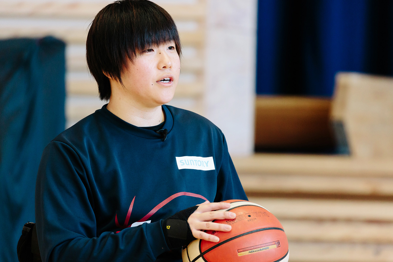 同12月、釜石でのイベントで参加者に車いすバスケットの競技を説明する萩野真世選手。撮影：西条佳泰/Grafica Inc.