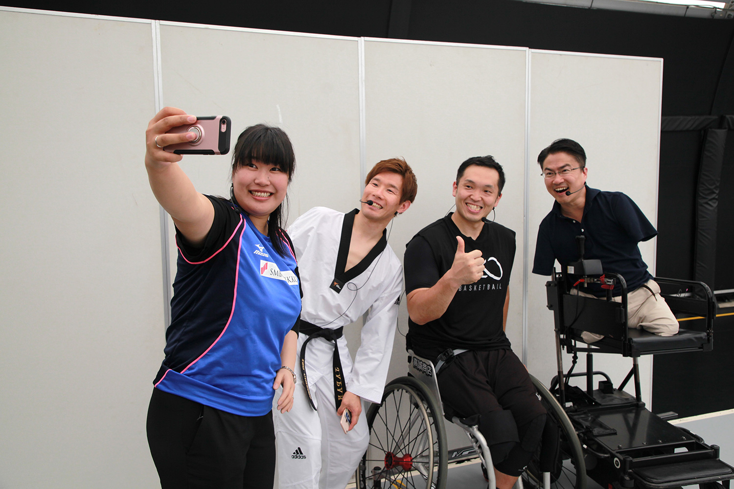 2019年8月、宮城県仙台市を訪れた藤本怜央さん(右から2人目)。開演前のひととき、出演者全員でニッコリの記念撮影。