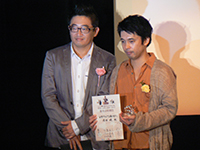 「PFFアワード2013」表彰式での池田監督(右)