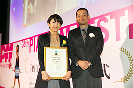 グランプリを受賞した早川千絵監督と、 最終審査員の内田けんじ監督