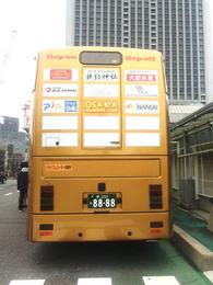 バスの背面には「PIA」「チケットぴあ」のロゴも入っています